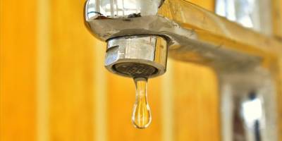 İstanbul'da su kesintisine ve musluklardan çamurlu su akmasına vatandaşlar tepki gösterdi