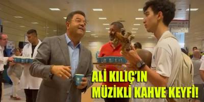 CHP'li Maltepe belediye başkanı Ali Kılıç, kahve keyfini sokak müziği sanatçısına eşlik ederek çıkardı!