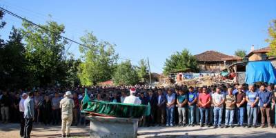 Uşak'ta kamyonetle motosikletin çarpıştığı kazada 2 kişi öldü