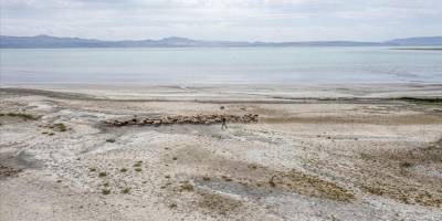 Van Gölü kuraklık nedeniyle küçülmeye devam ediyor