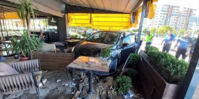 Manisa'da otomobilin kafeye girmesi sonucu 2 kişi yaralandı