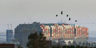 Süveyş Kanalı'nın açılmasını bekleyen gemiler 65 kilometrelik kuyruk oluşturdu