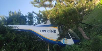 Afyonkarahisar'da bir helikopter otelin bahçesine inişte çarptığı ağaçların arasında kaldı