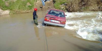 Manisa'da otomobille çaydan geçerken mahsur kalan 2 kişi kurtarıldı