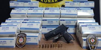 İzmir'de otomobilde 5 bin 208 sentetik hap ele geçirildi