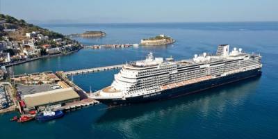 Kuşadası'na dev kruvaziyerle 2 bin 600 turist geldi