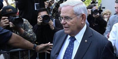 "Rüşvet almakla" suçlanan Menendez'e yurt dışına çıkma yasağı getirildi