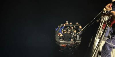 İzmir açıklarında 241 düzensiz göçmen kurtarıldı, 77 düzensiz göçmen yakalandı