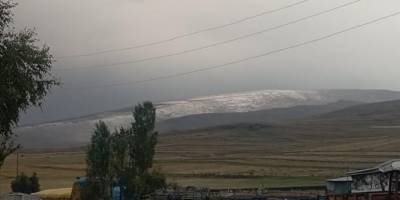 Ardahan'da Kısır Dağı'na kar yağdı