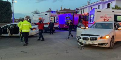 İki lüks otomobil kafa kafaya çarpıştı: 5 yaralı