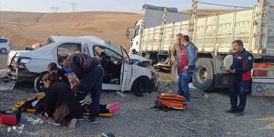 Ağrı'da otomobil ile tırın çapıştığı kazada 2 kişi öldü, 2 kişi yaralandı