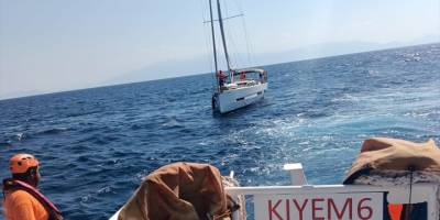 Bodrum açıklarında sürüklenen teknedeki 2 kişi kurtarıldı