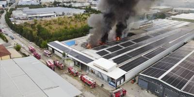 Uşak'ta tekstil fabrikasında çıkan yangına ekiplerce müdahale ediliyor