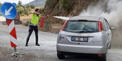 Muğla'da seyir halindeyken alev alan otomobile trafik polisleri müdahale etti