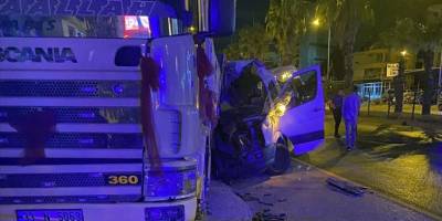 Antalya'da kamyona çarpan tur minibüsündeki 1 turist öldü, 11 kişi yaralandı