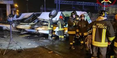 İtalya'da yolcu otobüsünün üst geçitten düşmesi sonucu 21 kişi hayatını kaybetti