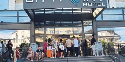 Turistlere ayıp etti