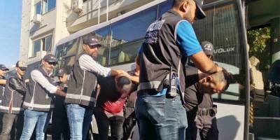 "Kafes" operasyonunun İzmir ayağında yakalanan 20 şüpheli adliyede