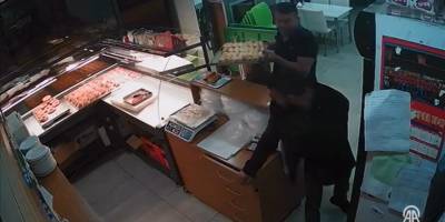 Börekçi iş yerine giren hırsızı tepsiyle kovaladı