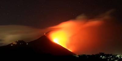 Pacaya Yanardağı'nın püskürttüğü lavlar yerleşim yerlerine ulaştı
