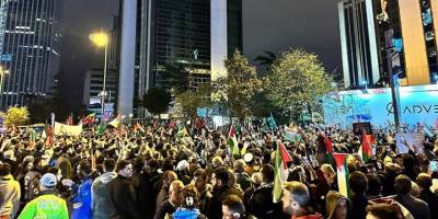İsrail'in Gazze'deki hastaneye saldırısı protesto ediliyor