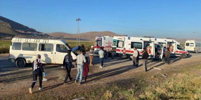 Kayseri'de tarım işçilerini taşıyan minibüs ile yakıt tankeri çarpıştı, 15 kişi yaralandı