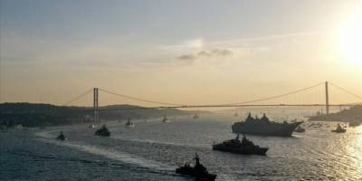 Türk donanması, İstanbul Boğazı'nda tarihinin en büyük resmigeçidini gerçekleştirdi