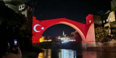 Cumhuriyet'in 100. yılında tarihi Mostar Köprüsü Türk bayrağının renklerine büründü