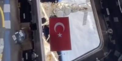 Rus kozmonot, uzaya götürdüğü Türk bayrağının görüntüsünü Türkiye Cumhuriyeti'nin 100. yılı için paylaştı