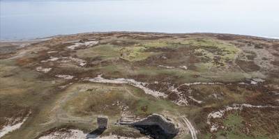 Van Gölü'nde çekilme sürdükçe eski yapıların kalıntıları ortaya çıkıyor