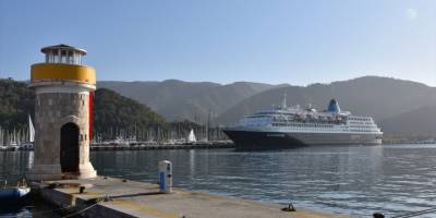 Saint Kitts ve Nevis bayraklı kruvaziyer "Blue Sapphire" kışlama için Marmaris'te