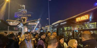 İstanbul'da metrobüs arızası duraklarda yolcu yoğunluğuna yol açtı