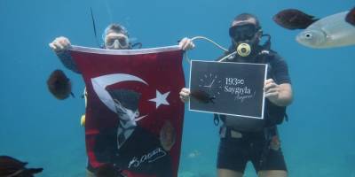 Muğla'da dalgıçlar Atatürk'ü deniz dibinde bayraklarla andı