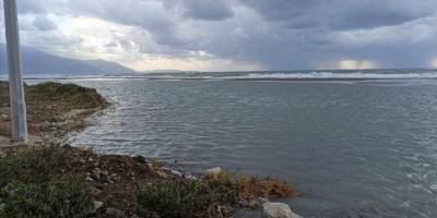 Hatay'da sağanak nedeniyle deniz taştı, sahil bandı su altında kaldı