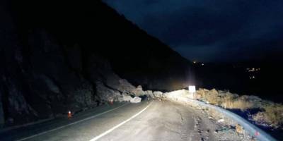 Artvin-Ardahan kara yolunda heyelan meydana geldi