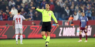 IFAB, taktik faul ve itirazlar için futbolcuya 10 dakikalık cezayı değerlendiriyor