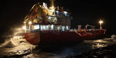 İstanbul’da bir gemi karaya oturdu