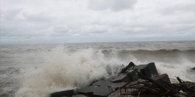 Bursa'da kuvvetli fırtına nedeniyle ilk ve orta dereceli okullarda eğitime bugün ara verildi