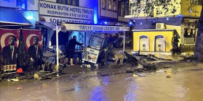 Bursa'nın turistik bölgelerinden Tirilye'de sağanak nedeniyle araçlar sürüklendi, iş yerlerini su bastı