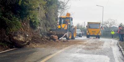 Sarıyer'de toprak kaymasında caddeye düşen kaya parçaları trafiği aksattı