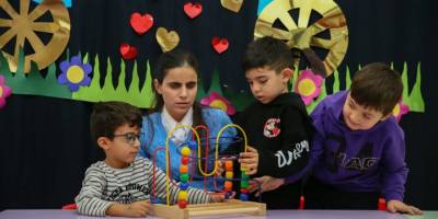 Görme engelli Burcu öğretmen zorlukları aşarak hayalindeki mesleğe ulaştı