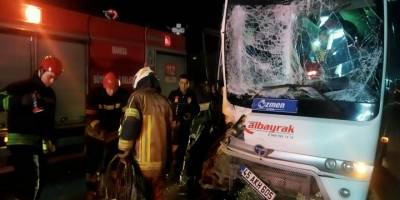 Manisa'da midibüs ile tırın çarpışması sonucu 12 kişi yaralandı