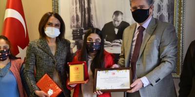 Bodrum'da karikatür yarışmasında Muğla birincisi olan öğrenciye ödül