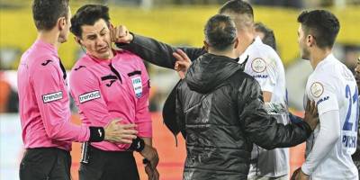 MKE Ankaragücü Kulübü Başkanı Faruk Koca'dan hakem Halil Umut Meler'e saldırı