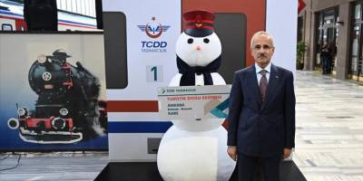 Bakan Uraloğlu, yeni sezonda ilk seferine çıkan Turistik Doğu Ekspresi'ni uğurladı