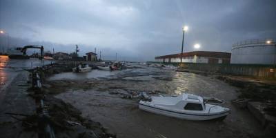 Çanakkale'de sağanak nedeniyle debisi yükselen dere taştı