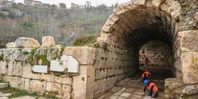 Smyrna Tiyatrosu'nun seyirci girişi ortaya çıkarıldı