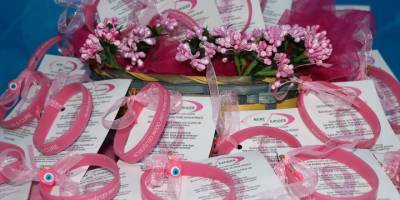 İzmir'de koltuk altı lenf bezi alınan meme kanseri hastaları için pembe bileklik