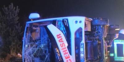 Afyonkarahisar'da midibüsün devrilmesi sonucu 25 kişi yaralandı