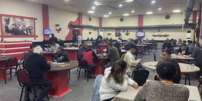 Bornova'da kumar oynarken yakalanan 70 kişiye para cezası kesildi